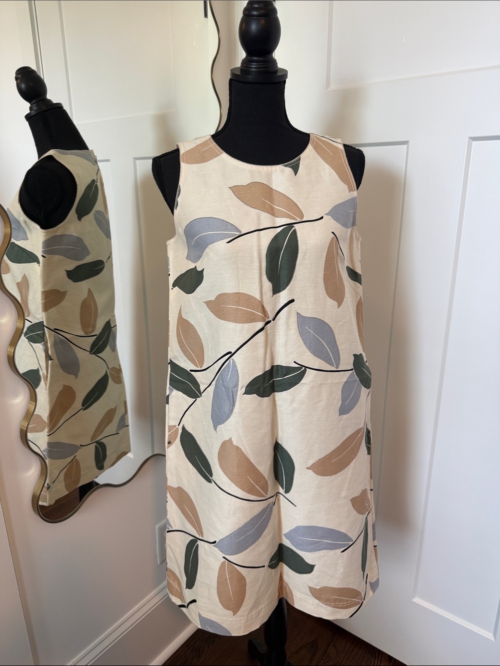 Sleeveless Leaf-Print Shift Dress in Cream